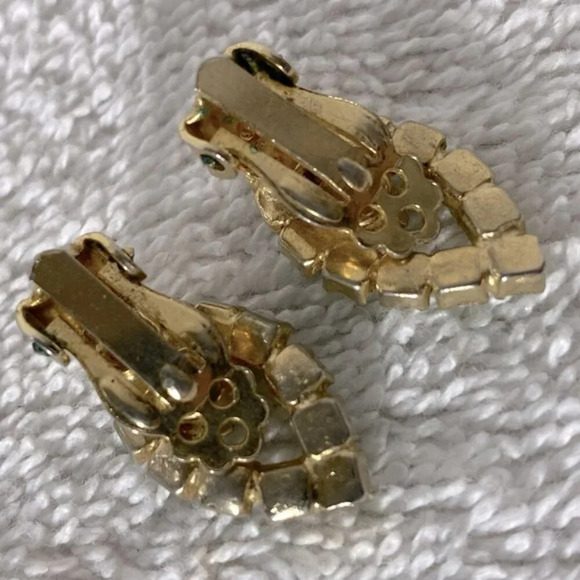 Vintage Gold Tone W Green Gems Clip On  Earrings Costume Jewelry - Picture 2 of 6